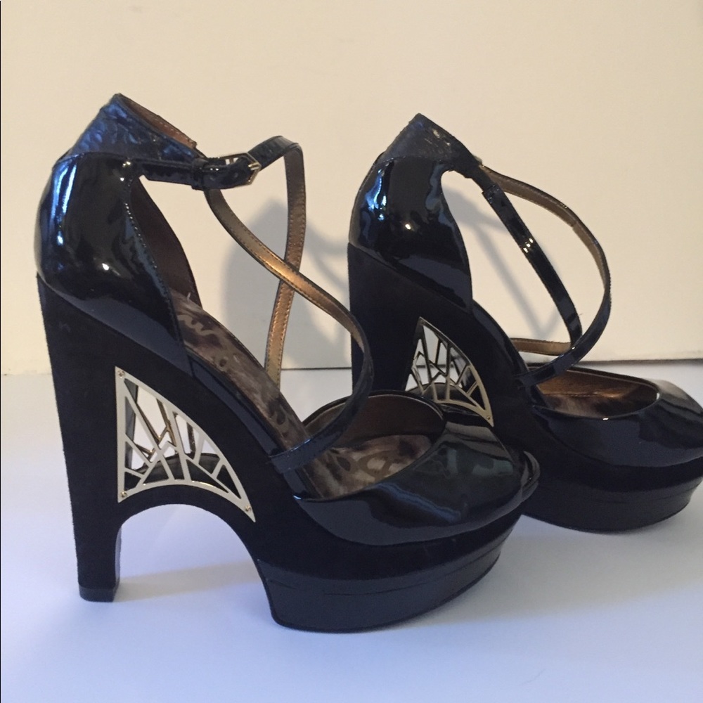 Black patent shoes